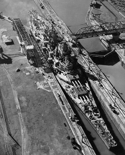 パナマ運河を通過する戦艦ミズーリ