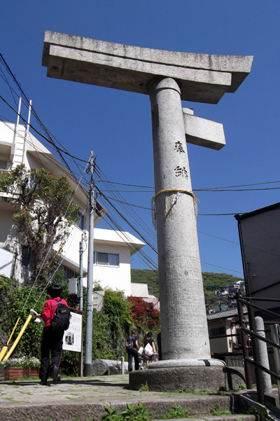 山王神社の吹き飛ばされた鳥居