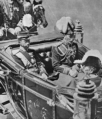 ビクトリア駅でジョージ5世と馬車に乗る皇太子時代の昭和天皇