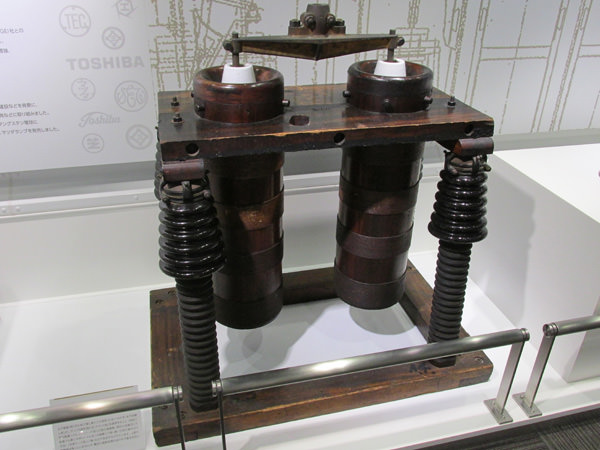 日本最古の電流遮断器（1911年、東芝未来科学館）