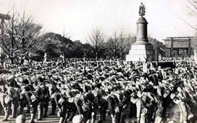 靖国神社で英米撃滅を祈願する子供たち