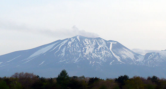 噴煙を上げる浅間山